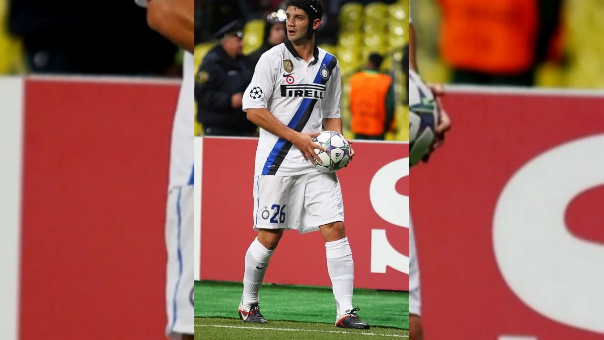 Cristian Chivu con la maglia dell Inter durante una partita europea
