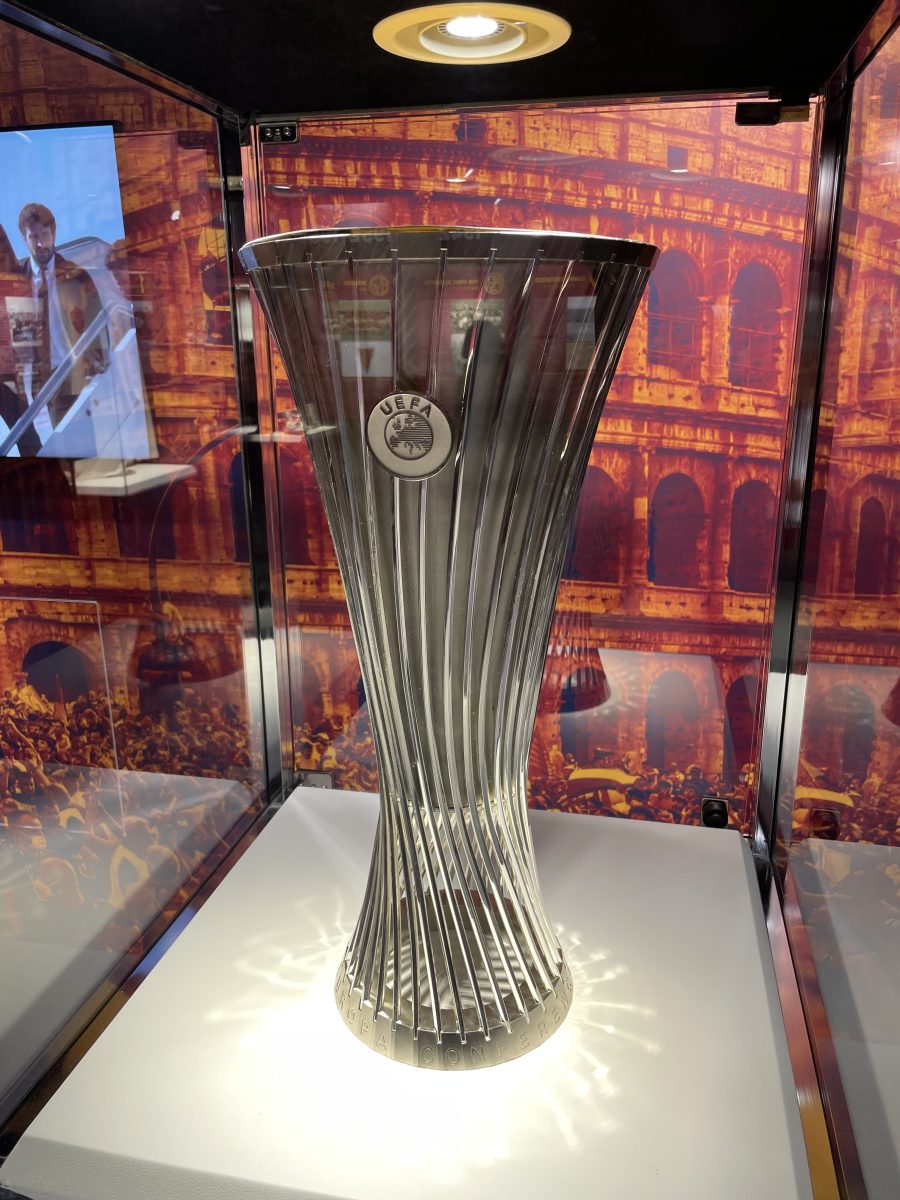 Il trofeo della UEFA Conference League esposto prima della stagione europea