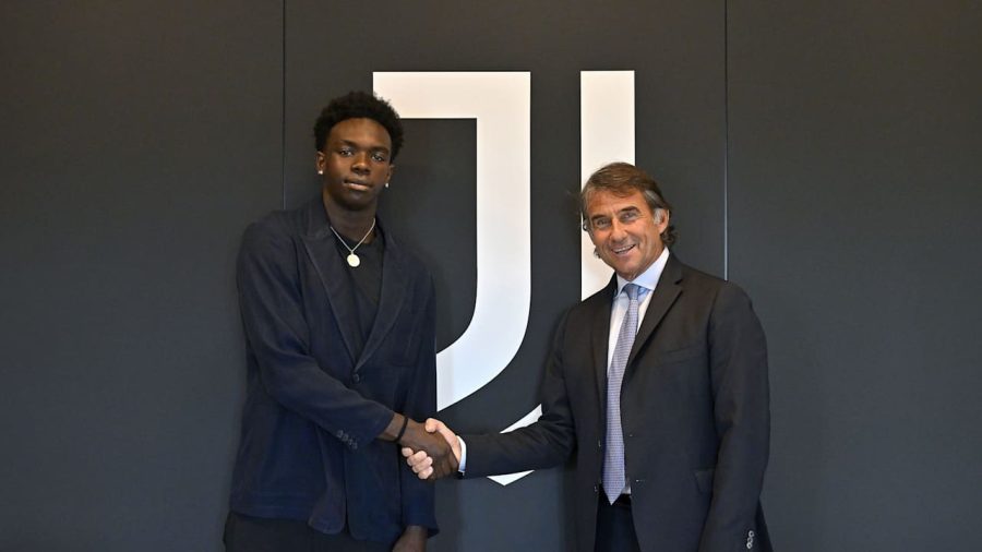 Jeff Ekhator durante la presentazione con la Juventus