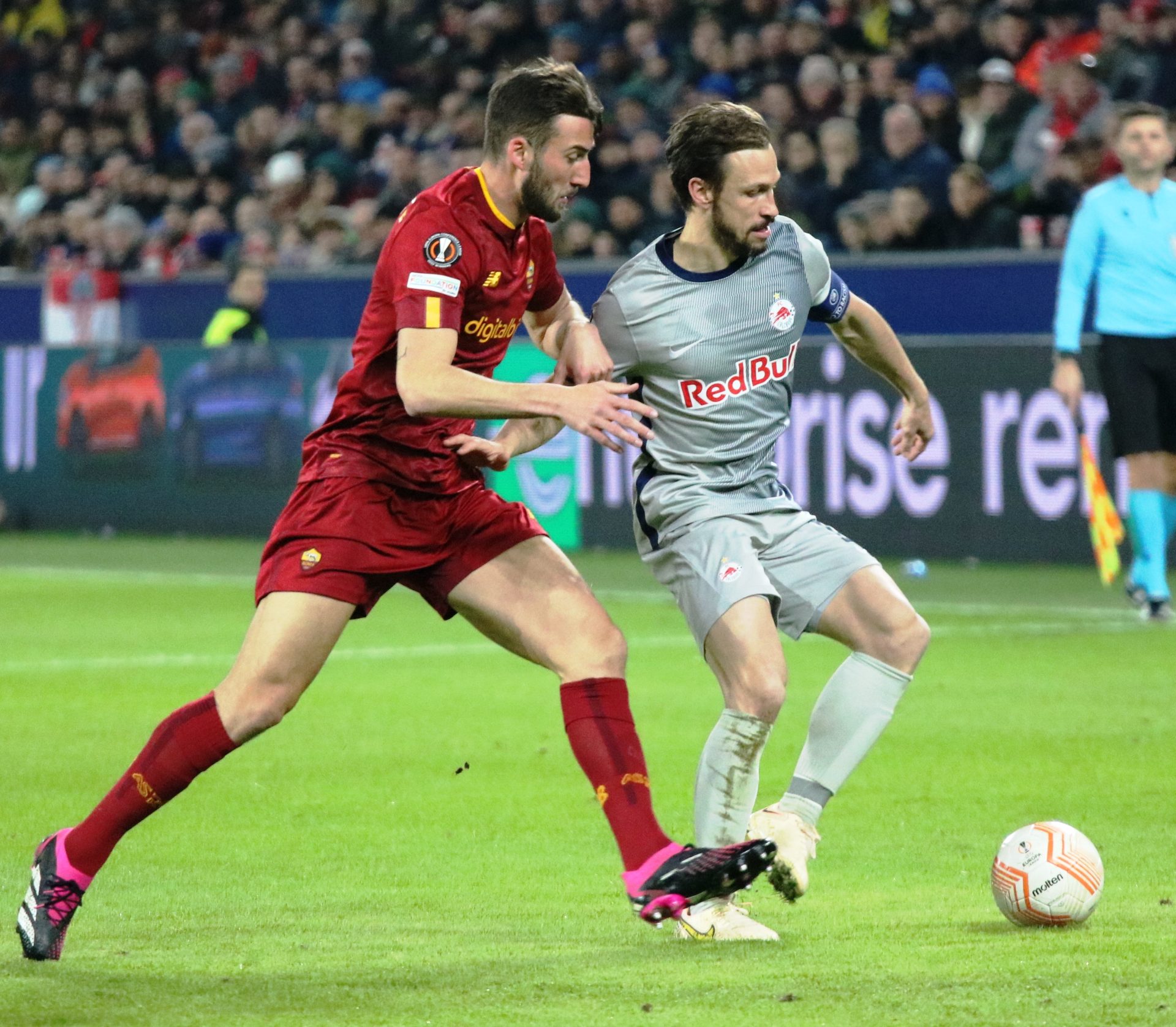 Bryan Cristante in azione con la maglia della Roma contro il Salisburgo