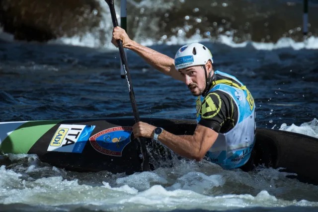 Giovanni De Gennaro in kayak durante una prova di canoa slalom