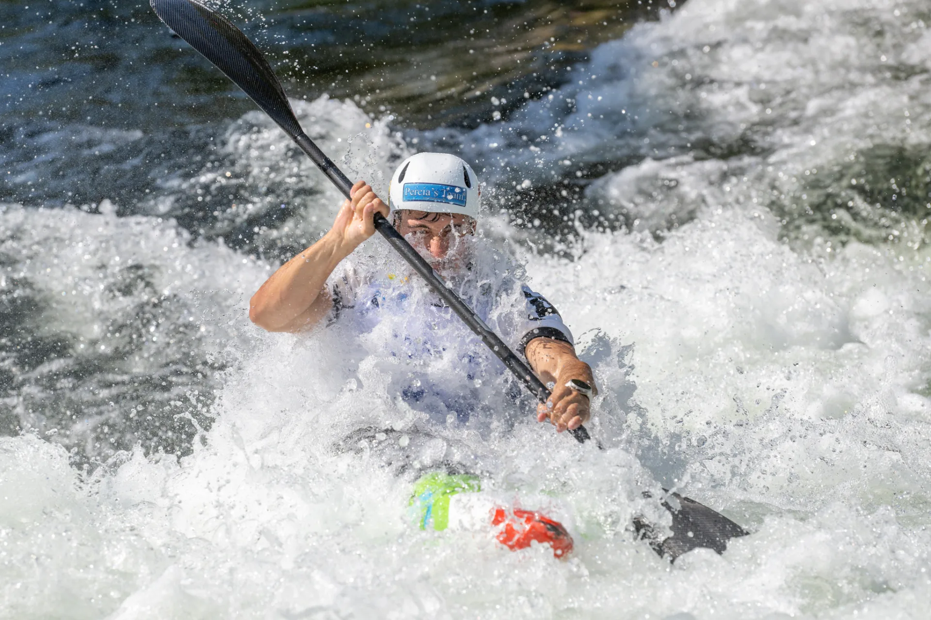 Giovanni De Gennaro affronta le rapide in una gara di canoa slalom