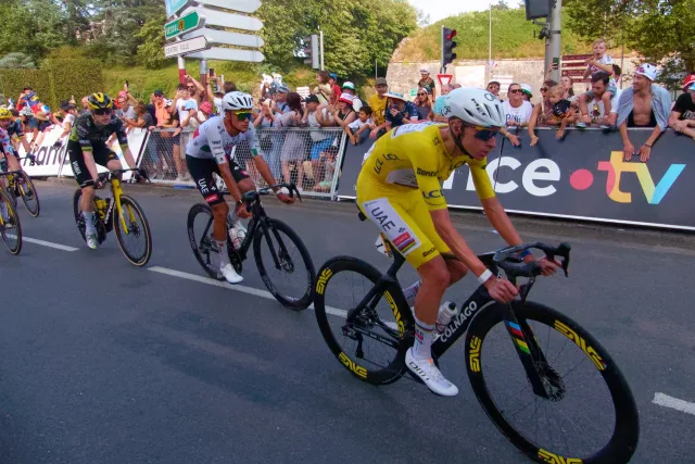 Isaac Del Toro in gruppo con Tadej Pogacar al Tour de France 2026