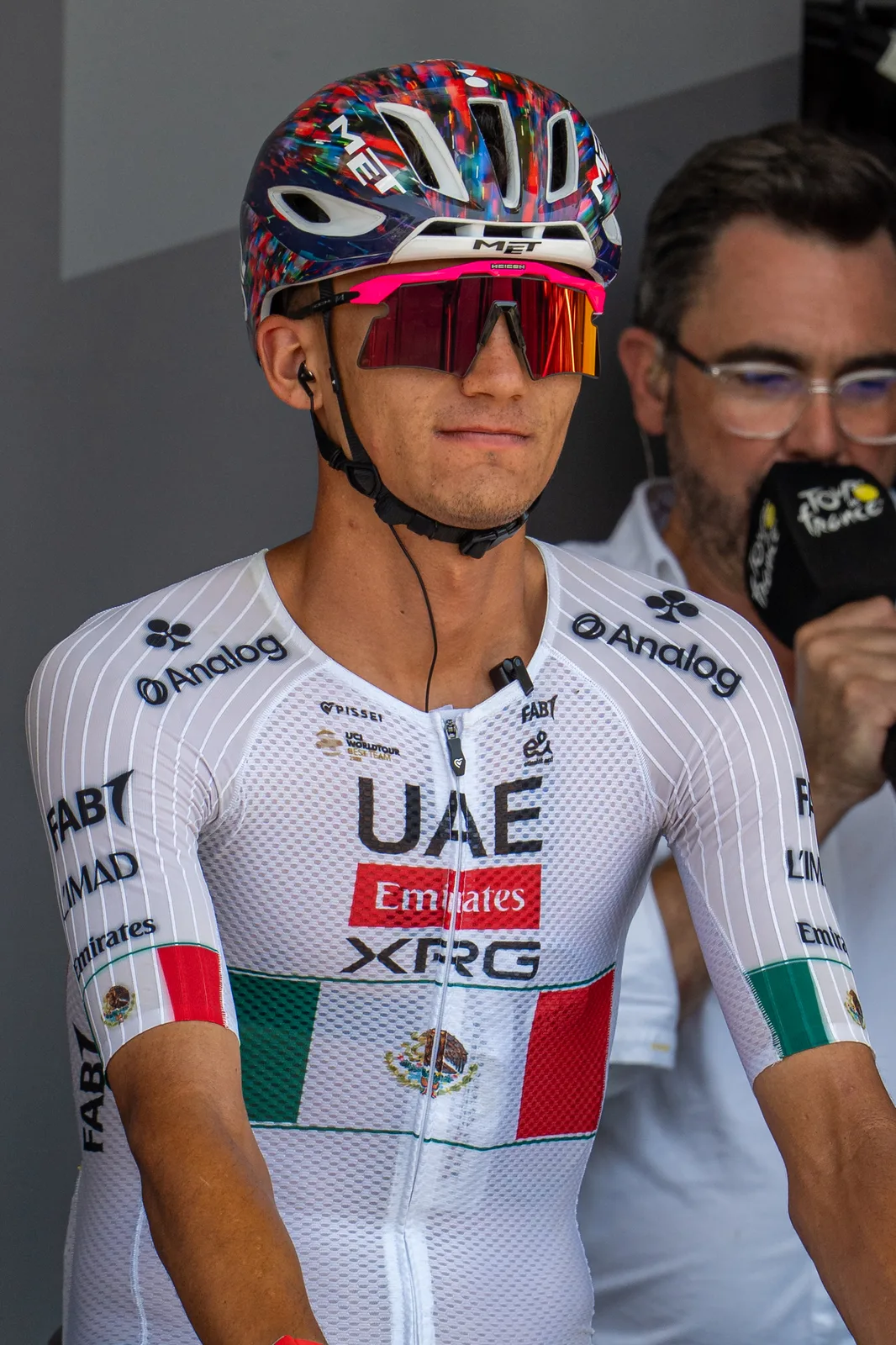 Isaac Del Toro sul podio del Tour de France 2026 con la maglia UAE Team Emirates-XRG