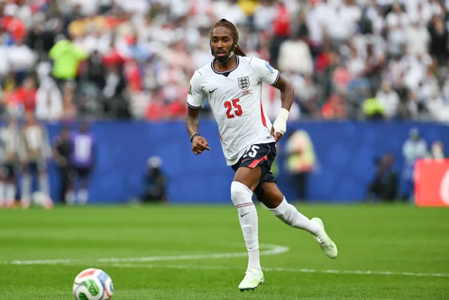Djed Spence corre con la maglia dell Inghilterra durante il Mondiale 2026