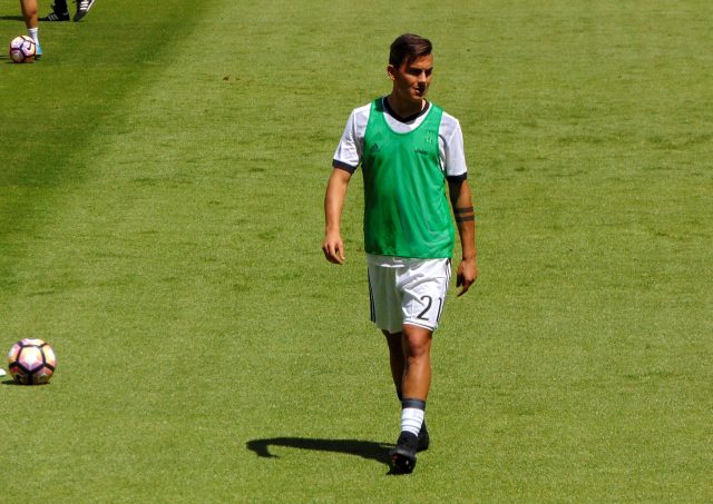 Paulo Dybala in campo durante il riscaldamento