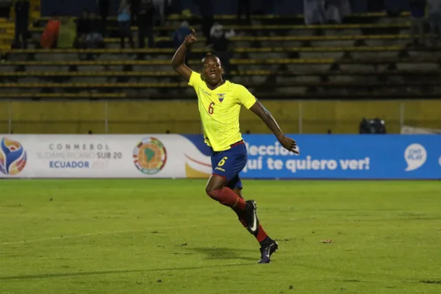 Pervis Estupinan in azione con la maglia dell'Ecuador