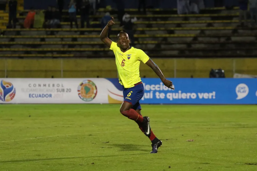 Pervis Estupinan in azione con la maglia dell'Ecuador