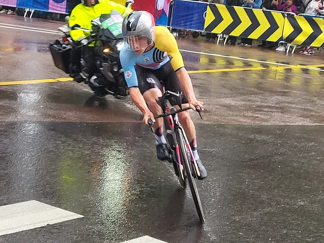Remco Evenepoel in azione su bici da cronometro