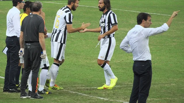 Massimiliano Allegri in campo durante una partita, immagine d'archivio
