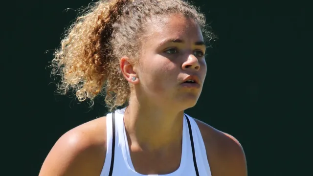 Jasmine Paolini in campo sull erba di Wimbledon durante una partita