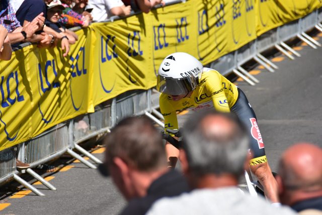 Mathieu van der Poel in maglia gialla durante il Tour de France 2025