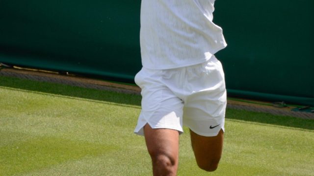 Felix Auger-Aliassime durante una partita sull erba di Wimbledon