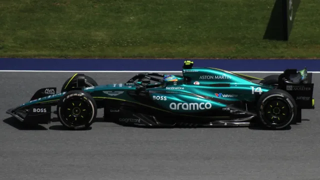 Fernando Alonso in pista con la Aston Martin di Formula 1