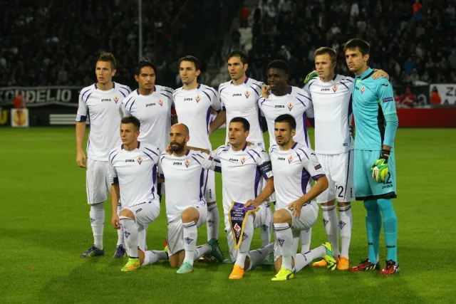 La Fiorentina schierata in campo prima di una partita europea