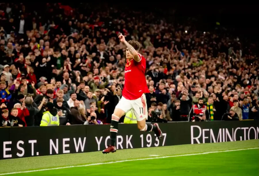 Alejandro Garnacho esulta davanti ai tifosi durante una partita a Old Trafford