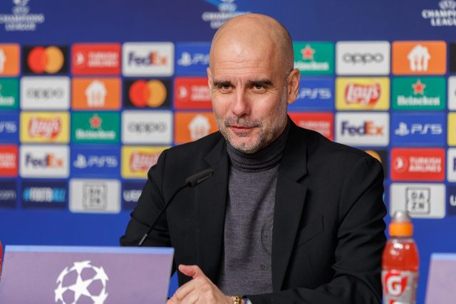 Pep Guardiola in conferenza stampa, possibile suggestione per la panchina dell Italia