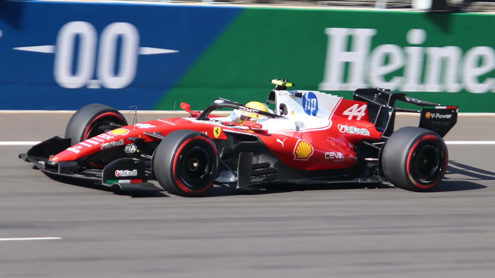 Lewis Hamilton in pista con la Ferrari 2026