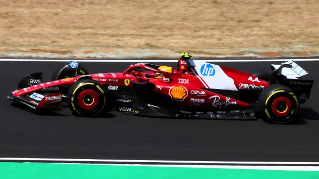 Lewis Hamilton sulla Ferrari in azione