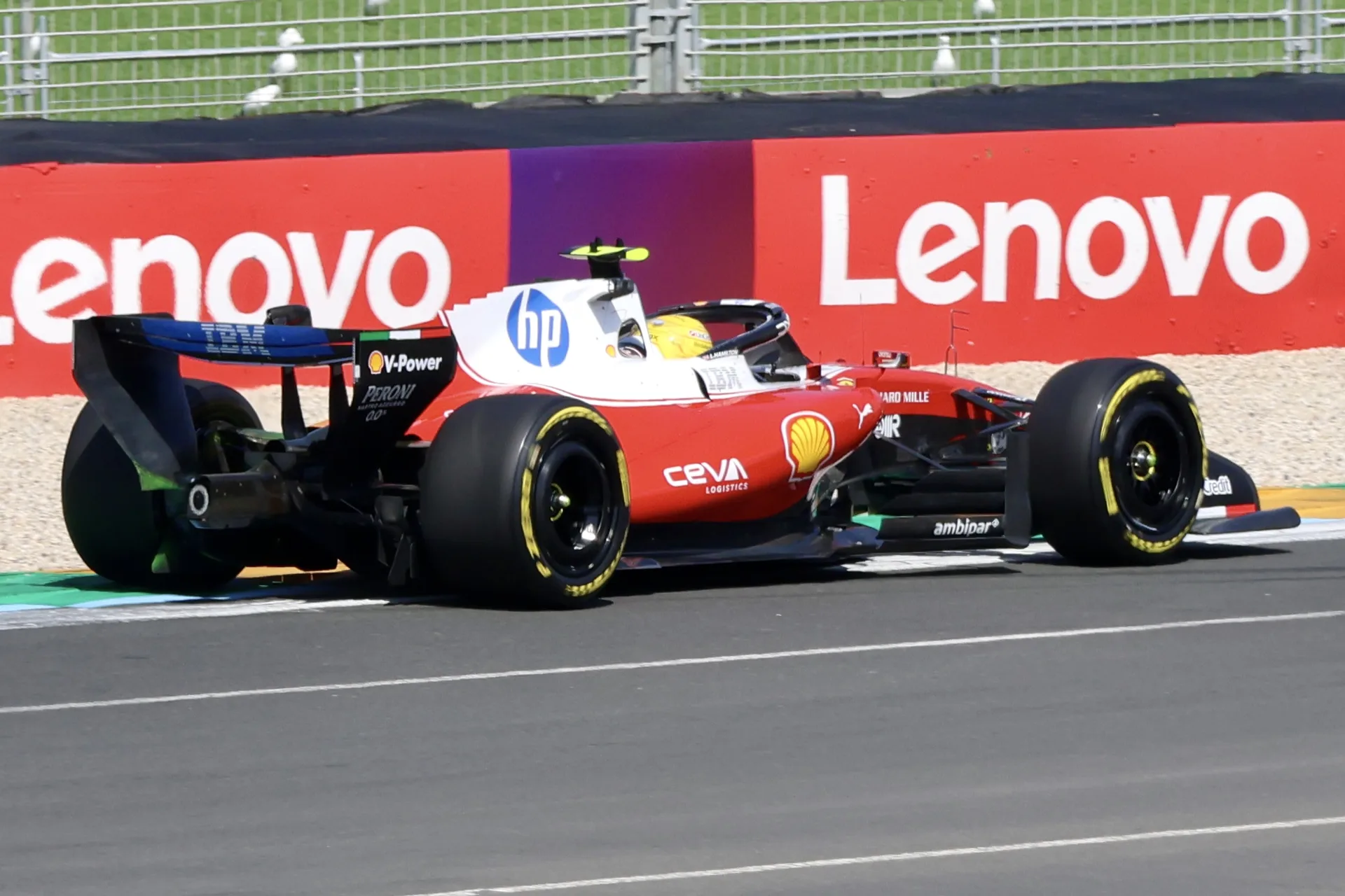 La Ferrari SF-26 di Lewis Hamilton in pista nel 2026