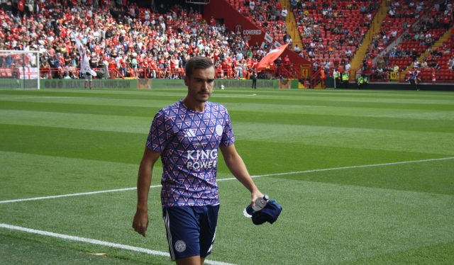 Harry Winks con il Leicester City prima di una partita