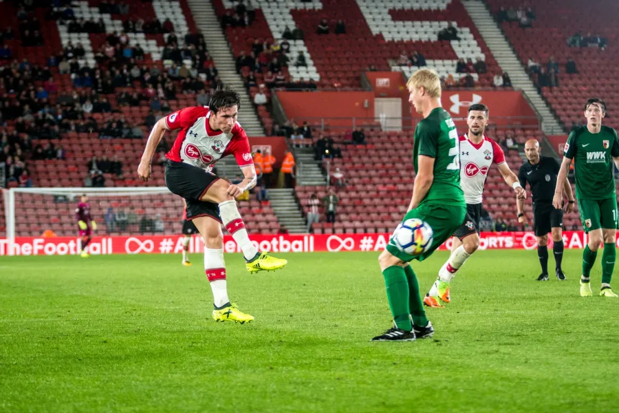 Pierre-Emile Hojbjerg in azione durante Southampton-Augsburg
