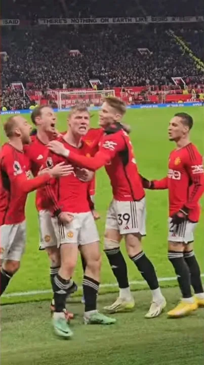 Rasmus Hojlund esulta dopo un gol con i compagni