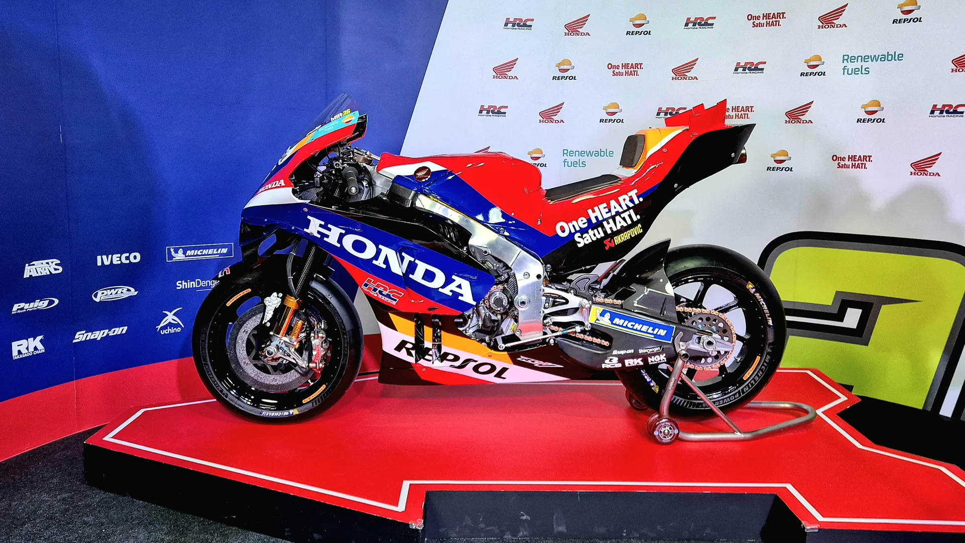 Honda RC213V MotoGP esposta con livrea Honda e HRC
