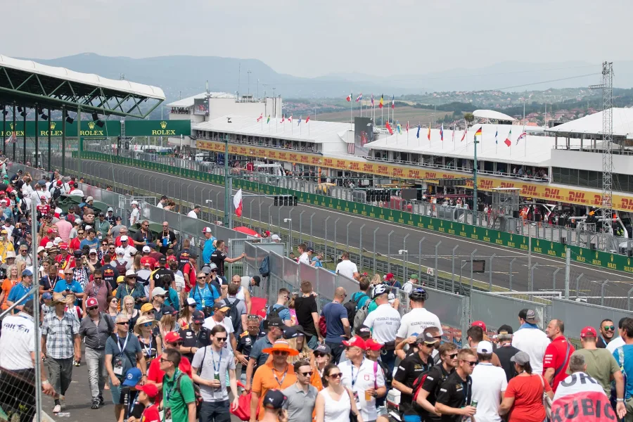 Main straight e pit lane dell Hungaroring durante il GP d Ungheria