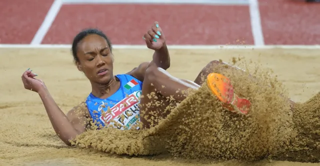 Larissa Iapichino atterra nella sabbia durante una gara di salto in lungo
