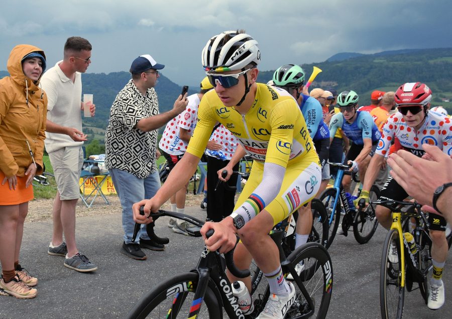Tadej Pogacar in maglia gialla nel gruppo al Tour de France 2025
