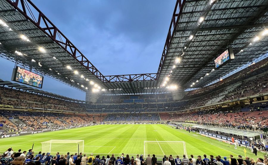 Lo stadio San Siro visto dall’interno durante una partita