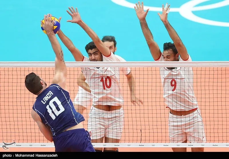 Azione dell'Italia maschile di volley a muro durante una partita internazionale