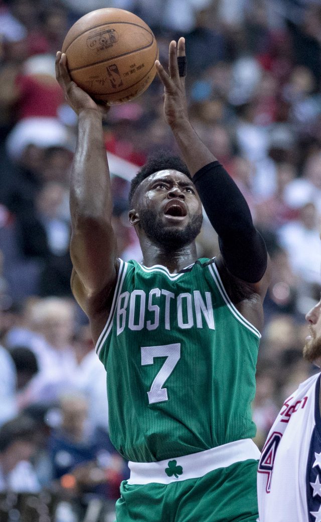 Jaylen Brown in campo con Boston durante una partita NBA