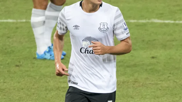 John Stones in campo con la maglia dell'Everton