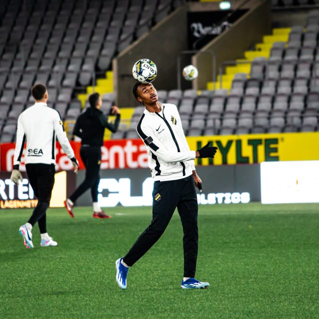 Jonah Kusi-Asare durante il riscaldamento con l AIK nel 2023