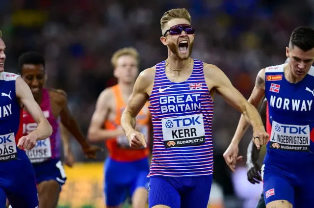 Josh Kerr corre con la maglia della Gran Bretagna ai Mondiali di atletica 2023