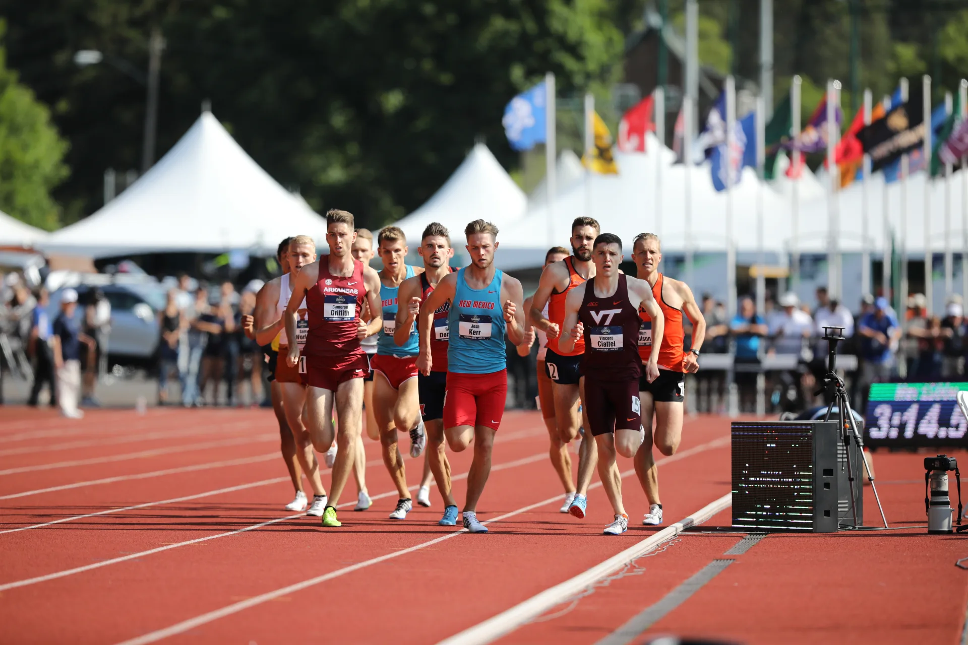 Josh Kerr al centro del gruppo in una gara NCAA di mezzofondo nel 2018