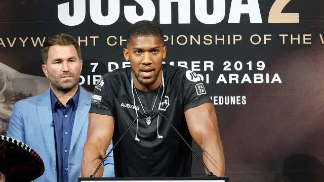 Anthony Joshua al microfono durante una conferenza stampa di boxe