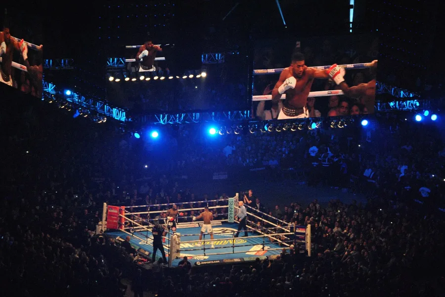 Anthony Joshua in azione sul ring durante un incontro dei pesi massimi