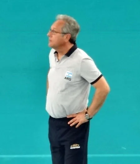 Julio Velasco a bordo campo durante una partita di volley