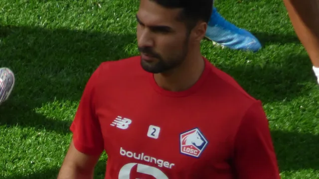 Zeki Celik con la maglia del Lille prima di una partita