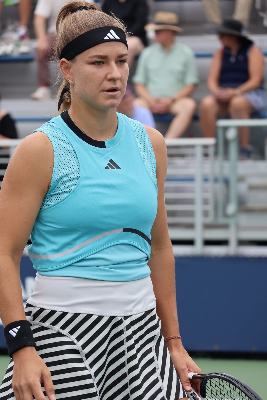 Karolina Muchova in campo durante un torneo di tennis