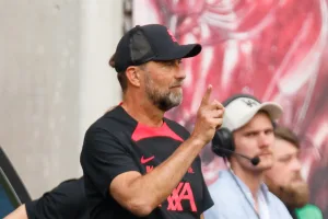 Jurgen Klopp dà indicazioni in panchina durante un amichevole del Liverpool