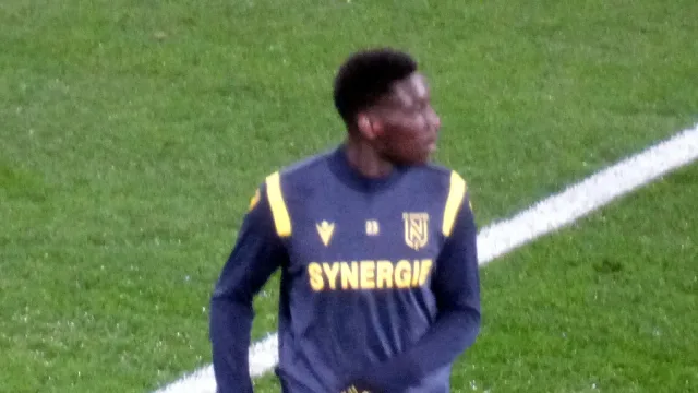 Randal Kolo Muani in campo durante Lens-Nantes, immagine di copertina sul mercato Juventus