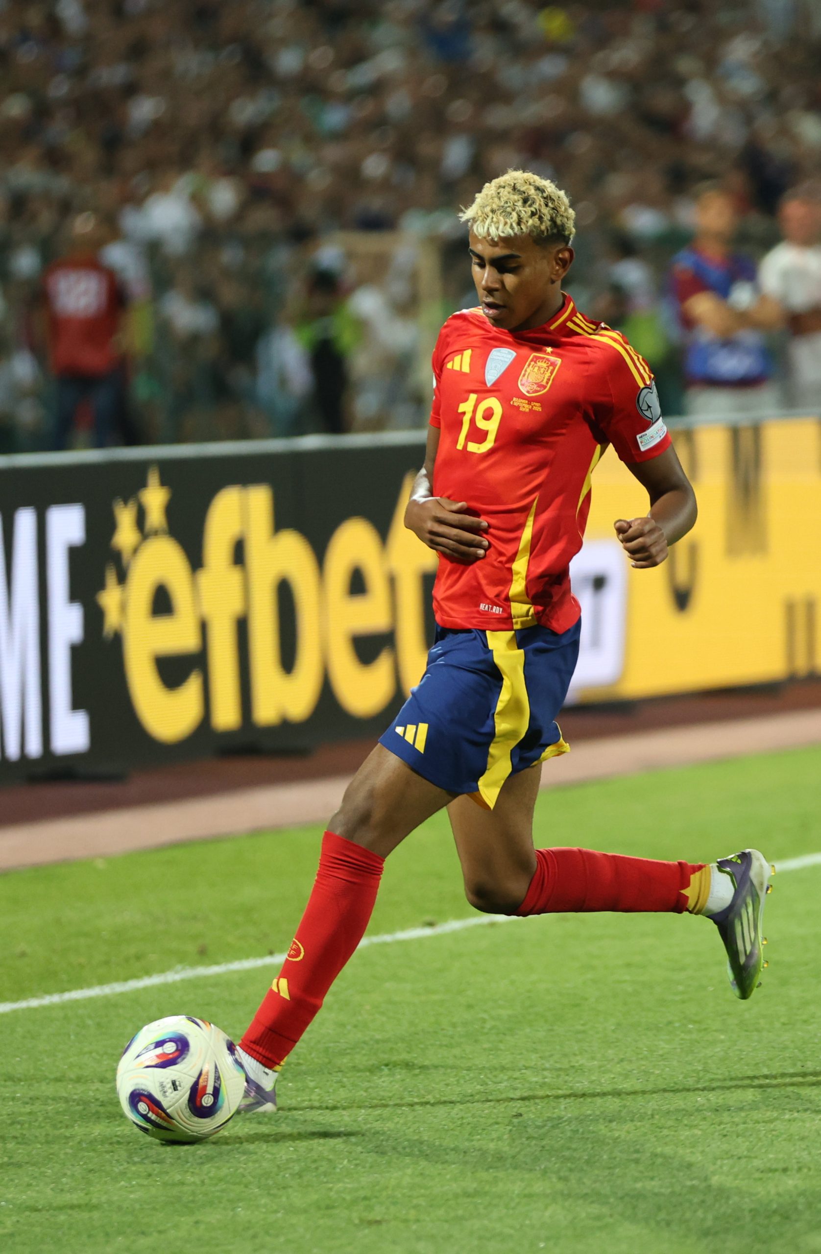 Lamine Yamal in azione con la maglia della Spagna
