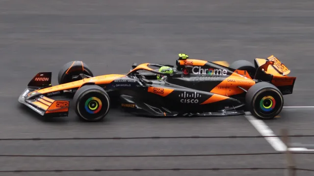 Lando Norris alla guida della McLaren su pista bagnata