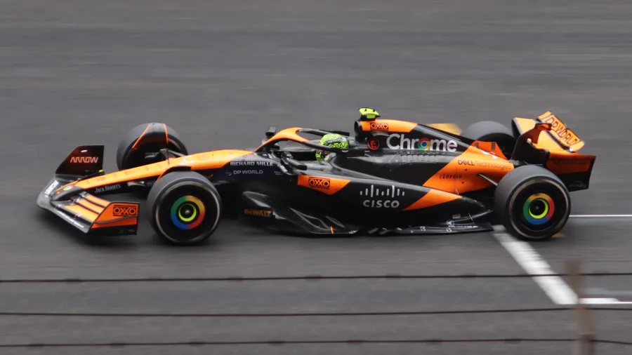 Lando Norris alla guida della McLaren su pista bagnata