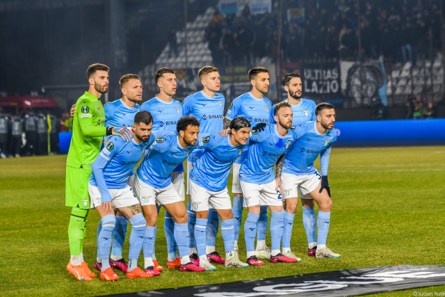 Mario Gila in campo con la maglia della Lazio nel 2023