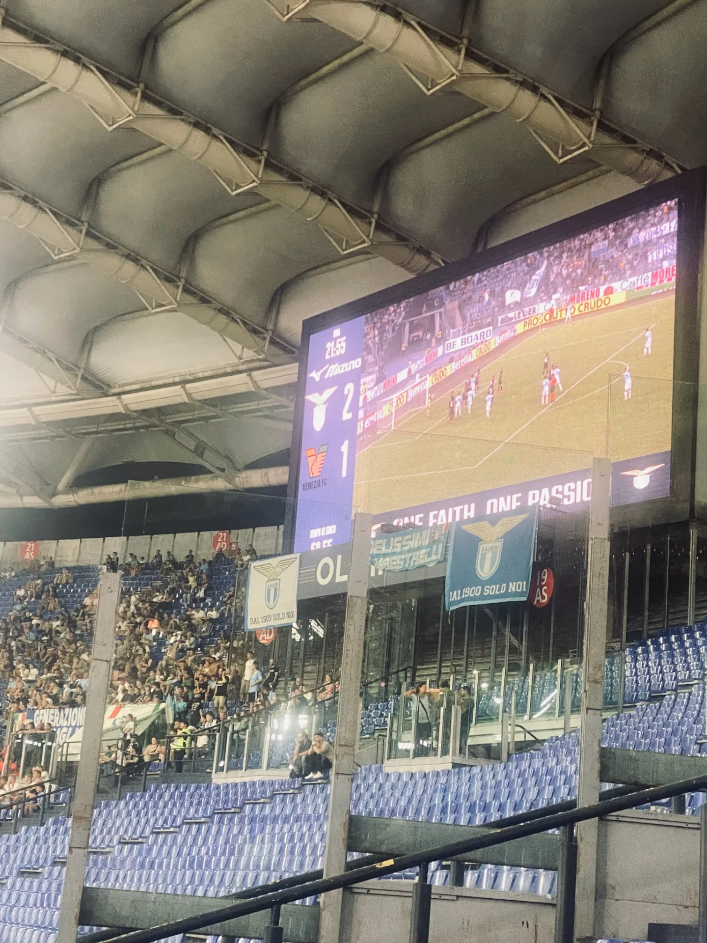 Tifosi e settore Lazio allo Stadio Olimpico durante Lazio-Venezia